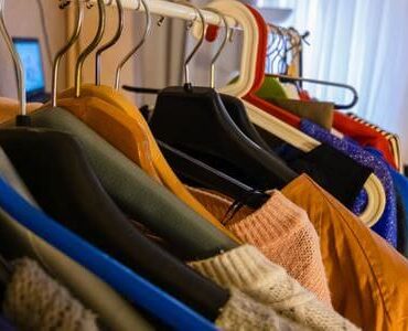 Entrümpelung in Offenbach: Kleidung auf Bügeln in einem Raum