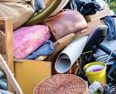 Gerümpel und Haushaltsgegenstände auf einem Haufen