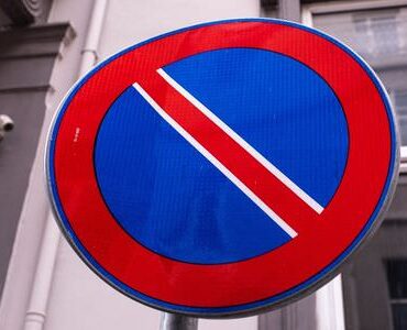 Halteverbotsschild an einer Hauswand – Halteverbotszone Offenbach