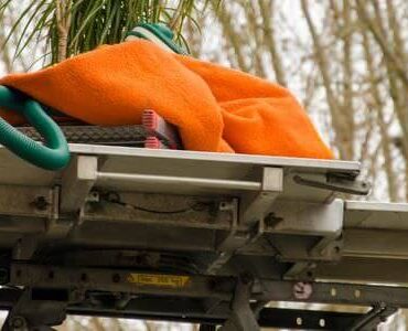 Möbellift transportiert ein Bündel Bettzeug nach oben – Möbellift in Offenbach