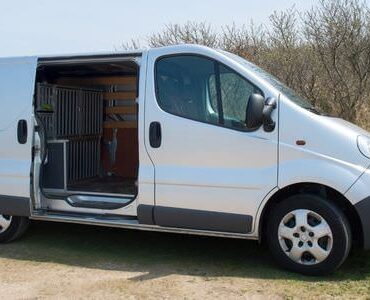 Weißer Transporter mit geöffneter Schiebetür – Transporter mieten in Offenbach